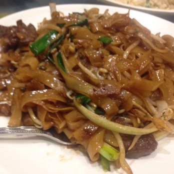 Sun's BBQ Restaurant - Beef Fried Thick Rice Noodle - Chinese Near Me - Calgary, Alberta