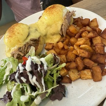 Aloha Kitchen - Kahlua pork Eggs Benedict - Breakfast & Brunch Near Me - Honolulu, Hawaii