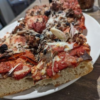 Amici - Supposed to be Sicilian pizza - Italian Near Me - Maryville, Tennessee