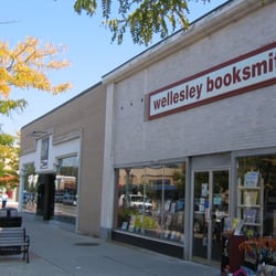 Wellesley Books - Front of Wellesley Booksmith on a Fall day