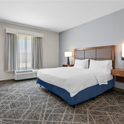 Hampton Inn & Suites Claremore - Guest room