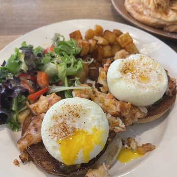Aloha Kitchen - Lobster Eggs Benedict - Breakfast & Brunch Near Me - Honolulu, Hawaii