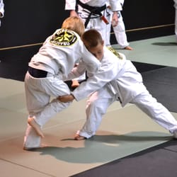 Oceanside Jiu Jitsu - Going for the knee tap takedown.