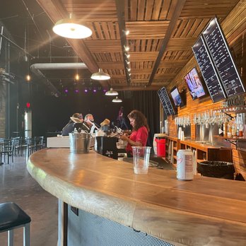Hop Springs - people sitting at the bar - Breweries Near Me - Murfreesboro, Tennessee