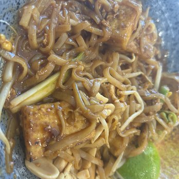Good Chef Restaurant - Pad Thai with Fried Tofu - Asian Fusion Near Me - Miami, Florida Good Chef Restaurant - Pad Thai with Fried Tofu - Asian Fusion Near Me - Miami, Florida