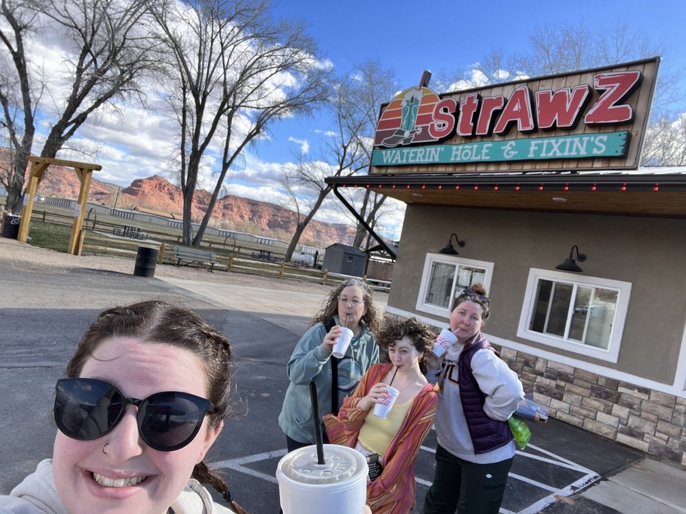 Strawz Waterin’ Hole & Fixin’s Logo