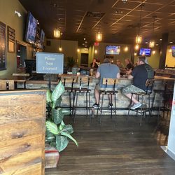 D&G Pizza - Bar area with booths and tables