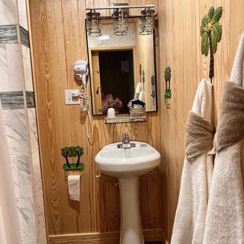Oak Island Inn - Cute bathroom and super clean - Hotels Near Me - Oak Island, North Carolina Oak Island Inn - Cute bathroom and super clean - Hotels Near Me - Oak Island, North Carolina