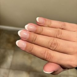 Trendy Nails & Spa - Dip nails (French tips)