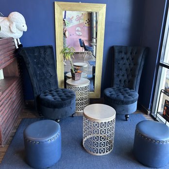 Mama's Haus Tea & Boba - Cute corner with a tiny bookshelf on the side for toddlers. Perfect spot for mommy/daddy and tot. - Bubble Tea Near Me - Temecula, California Mama's Haus Tea & Boba - Cute corner with a tiny bookshelf on the side for toddlers. Perfect spot for mommy/daddy and tot. - Bubble Tea Near Me - Temecula, California
