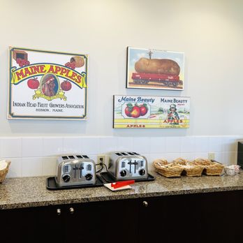 Belfast Harbor Inn - Toasting station - Hotels Near Me - Belfast, Maine