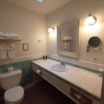 El Pueblo Inn - Sonoma queen suite bathroom - Hotels Near Me - Sonoma, California El Pueblo Inn - Sonoma queen suite bathroom - Hotels Near Me - Sonoma, California
