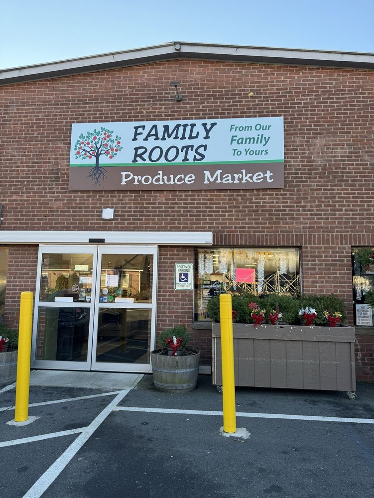 Family Roots Produce Market Logo