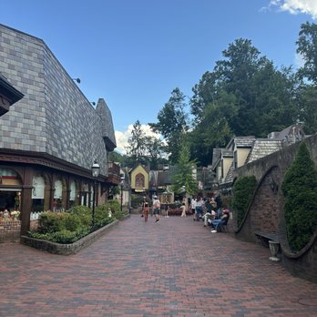 Boudicca’s Celtic Pub - Cute shopping village - Irish Pub Near Me - Gatlinburg, Tennessee