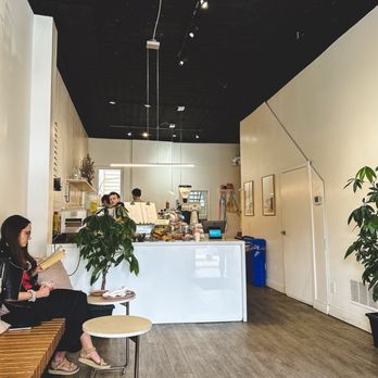 Found Coffee - College - Entrance interior - Coffee & Tea Near Me - Toronto, Ontario