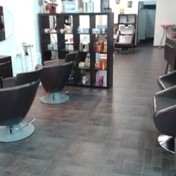 Peluquería Y Estética Mode - Es un comercio con estilo  en el centro del pueblo.