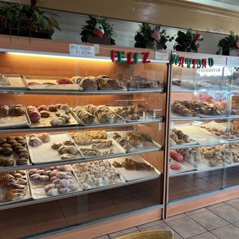 Doris Bakery Panaderia - The self-serve pan dulce case - Mexican Near Me - Camarillo, California