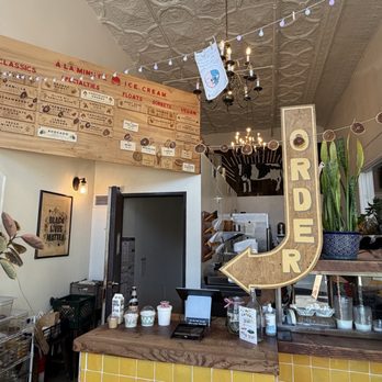 à la minute - Inside - Ice Cream & Frozen Yogurt Near Me - Redlands, California
