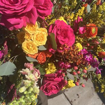 Wine Country Wedding Flowers - Closeup of centerpiece & sweetheart table florals - Floral Designers Near Me Wine Country Wedding Flowers - Closeup of centerpiece & sweetheart table florals - Floral Designers Near Me