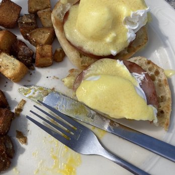 Longbeach Cafe - Eggs Benedict with home fries - American Near Me - Longboat Key, Florida