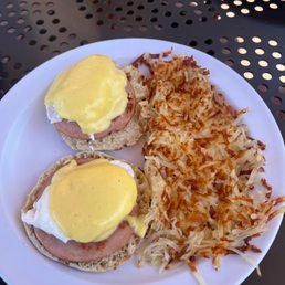 CLASSIC EGGS BENEDICT CLASSIC EGGS BENEDICT