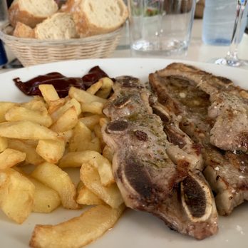 Oria Txiki - Costilla de ternera con piquillos confitados - Tapas/Small Plates Near Me - Lasarte-Oria, SS