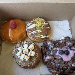 The blueberry fritter is the bomb! Very friendly crew. Definitely will go back to try more flavors