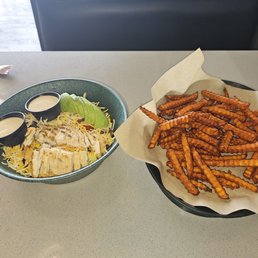 Signature salad with seared chicken and sweet potato fries