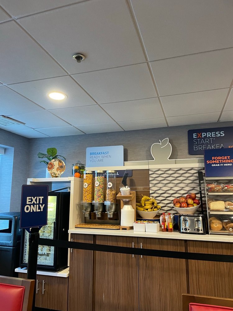 HOLIDAY INN EXPRESS NASHVILLE W I40/WHITEBRIDGE RD Updated October