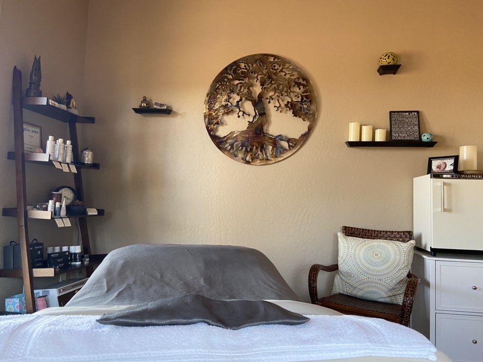 Hollywood Skin Care & Massage Logo
