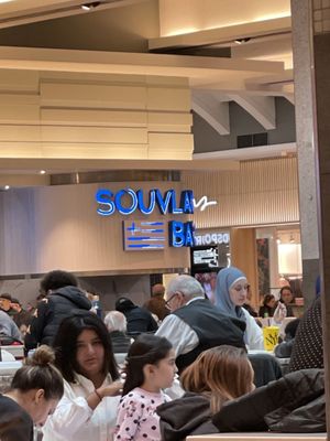 CF Carrefour Laval by null