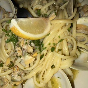 Caruso's Grocery - Linguini in white clam sauce - Italian Near Me - North Bethesda, Maryland Caruso's Grocery - Linguini in white clam sauce - Italian Near Me - North Bethesda, Maryland