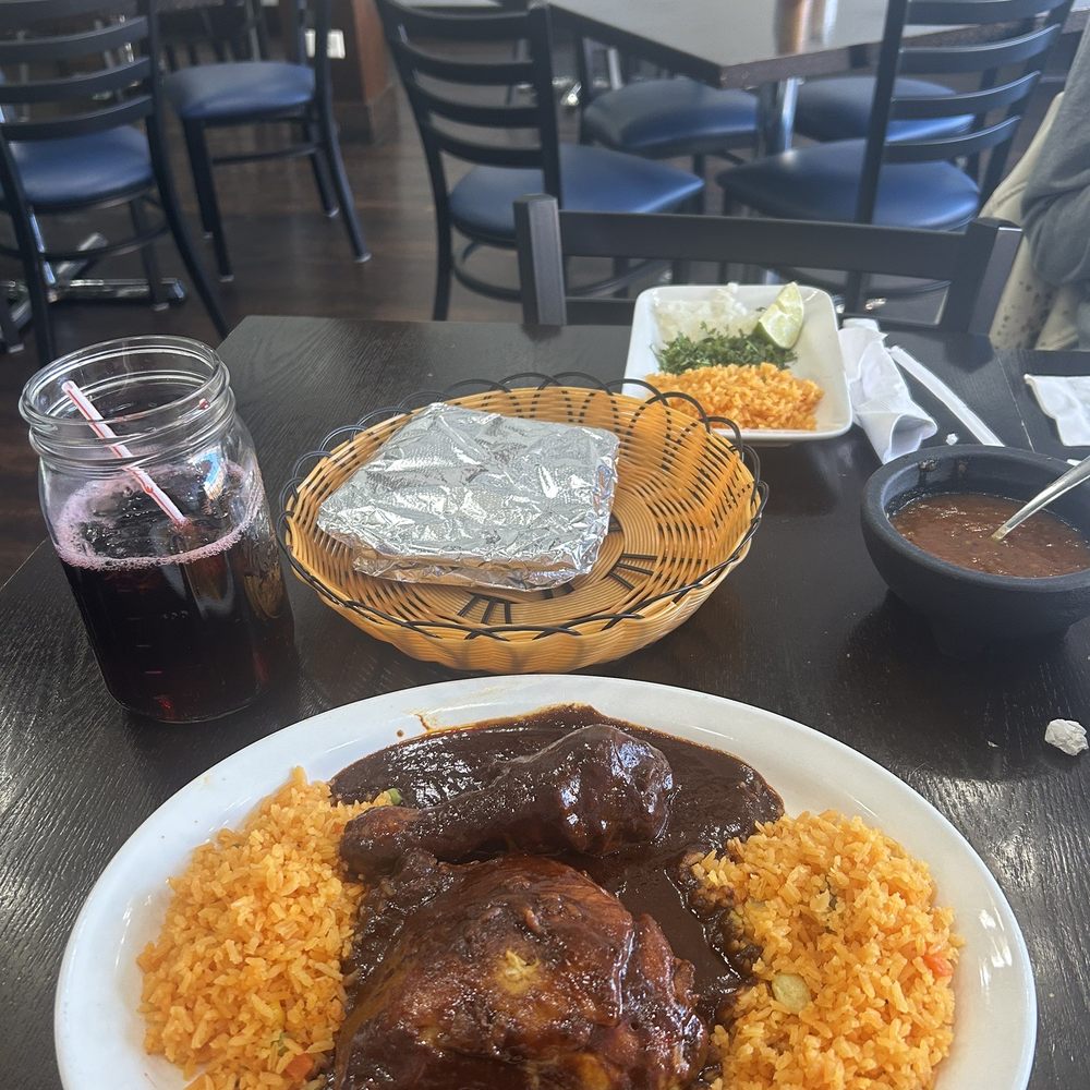 Huaraches Mexican Restaurant - Polle con mole - Mexican Near Me - Chicago, Illinois Huaraches Mexican Restaurant - Polle con mole - Mexican Near Me - Chicago, Illinois