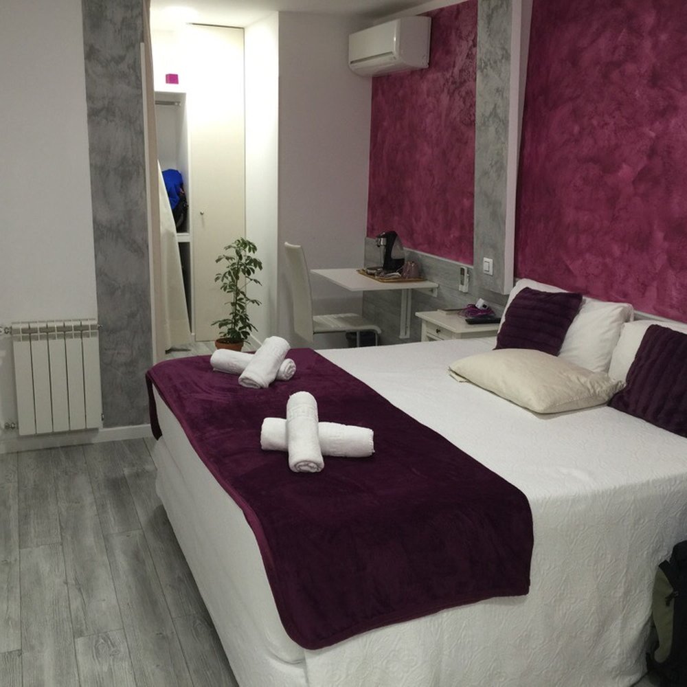 Hostal Alexis - Very nice rooms with memory foam toppers!!! - Hotels Near Me - Madrid, M
