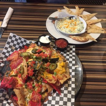 Crabby Joe's - Nachos and spinach dip (starters) - Bars Near Me - Waterloo, Ontario