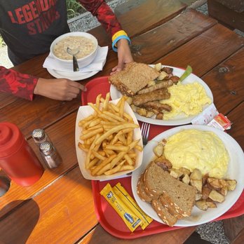 Alice's Restaurant - Clam chowder, Alice's omelette, omelette with turkey sausage - Diners Near Me - Woodside, California Alice's Restaurant - Clam chowder, Alice's omelette, omelette with turkey sausage - Diners Near Me - Woodside, California