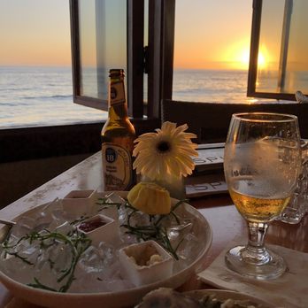 Splashes Restaurant - Half Dozen Oyster and Craft Beer are shined by sunset - New American Near Me - Laguna Beach, California