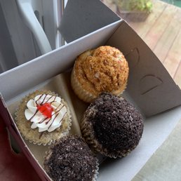 Banana Split Cupcake, Cookies & Cookies and Cream Cupcake, Almond Brittle Cupcake Banana Split Cupcake, Cookies & Cookies and Cream Cupcake, Almond Brittle Cupcake