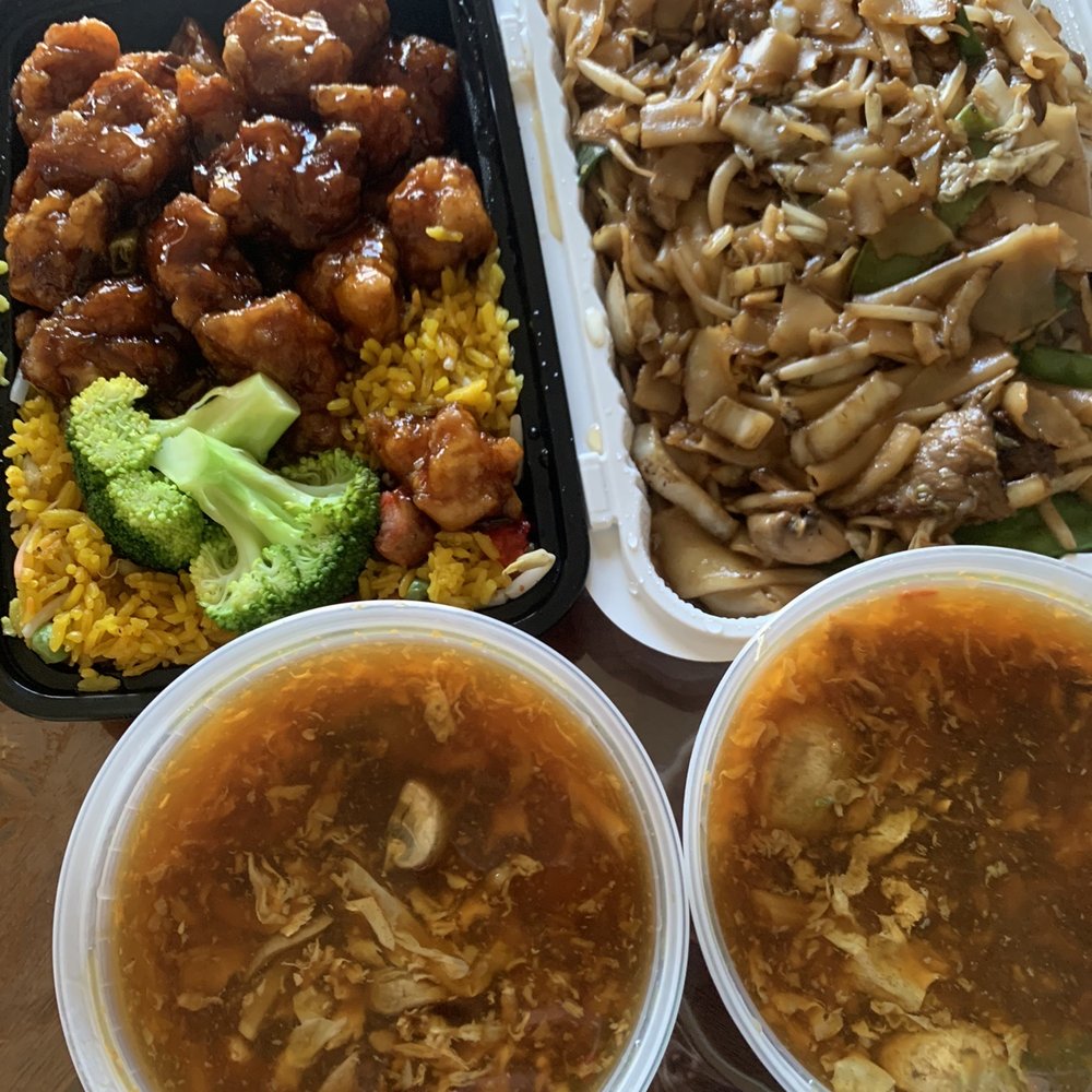 Golden Garden - General Tso 's Chicken with Pork Fried Rice Beef Chow Fun Hot And Sour Soup - Chinese Near Me - Great Neck, New York