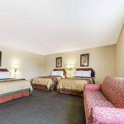 Super 8 by Wyndham Burleson Fort Worth Area - 3 Queen Bed Family Suite