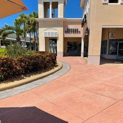 Brooks Brothers Factory Outlet - Store from parking lot