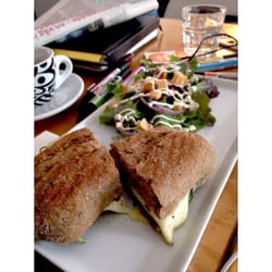 Café Kultur - Testade nya mackan "Toscana" till lunch; varm med bl a mozzarella och spenat. Mums!