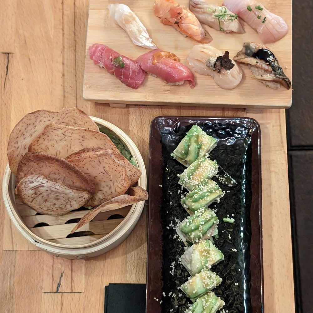 Avocado roll & tarro chips Avocado roll & tarro chips