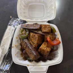 12 OZ of a tofu and peppers dish that is a skimpy amount of food compared to the container. 12 OZ of a tofu and peppers dish that is a skimpy amount of food compared to the container.