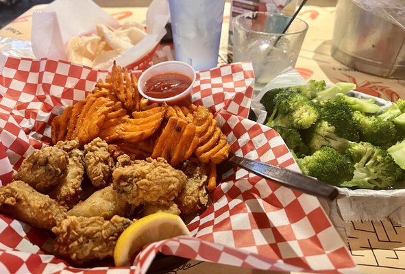 HOOK & REEL CAJUN SEAFOOD & BAR - Updated January 2026 - 212 Photos