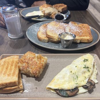 Early Bird Lincoln - Chicken Fried Steak or Chicken* Tree Hugger Omelet OG French Toast - Breakfast & Brunch Near Me - Lincoln, Nebraska