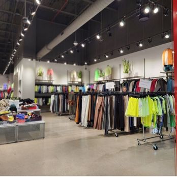 Lululemon - Sports Wear Near Me - Rosemont, Illinois