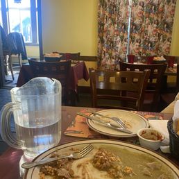 This photo doesn't show the condition of the water pitcher nor the room. This photo doesn't show the condition of the water pitcher nor the room.