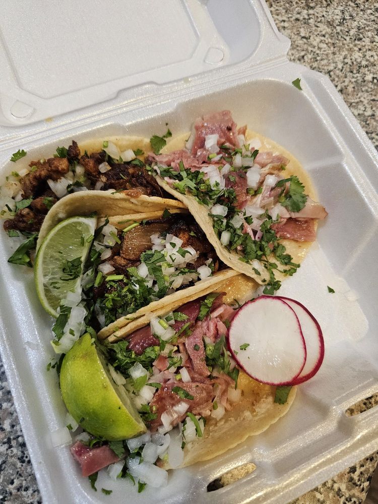 Los Tres Cochinitos - Photo 3