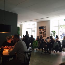 Møller Kaffe & Køkken - Lokalet. Det var veldig populært, så regn med litt venting
